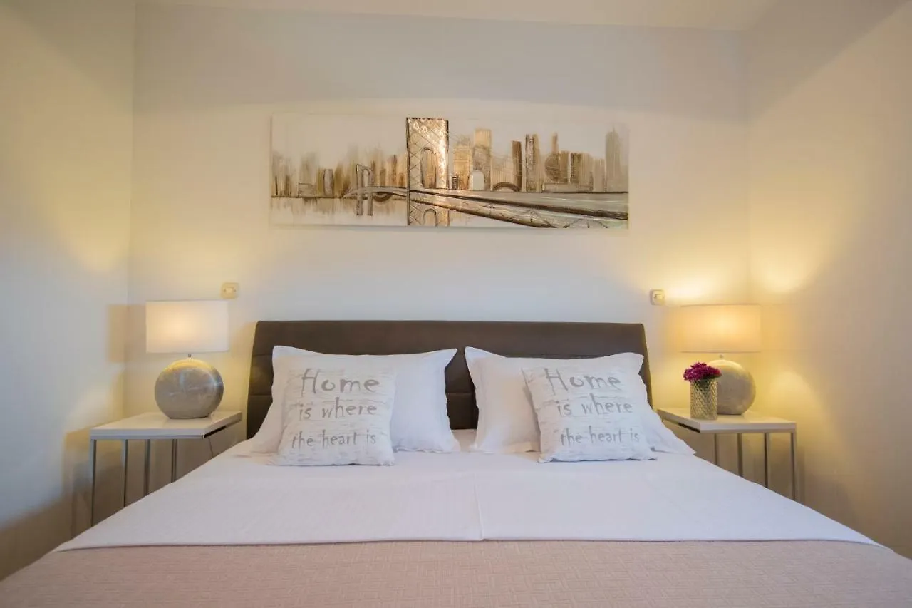 Comfortable Cozy Beach Apartment contacts